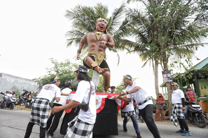 Budaya khas Bali menjadi salah satu pertunjukan di Karnaval 17 Agustus, di Dawarblandong, Sabtu (24/8). Sofankurniawan