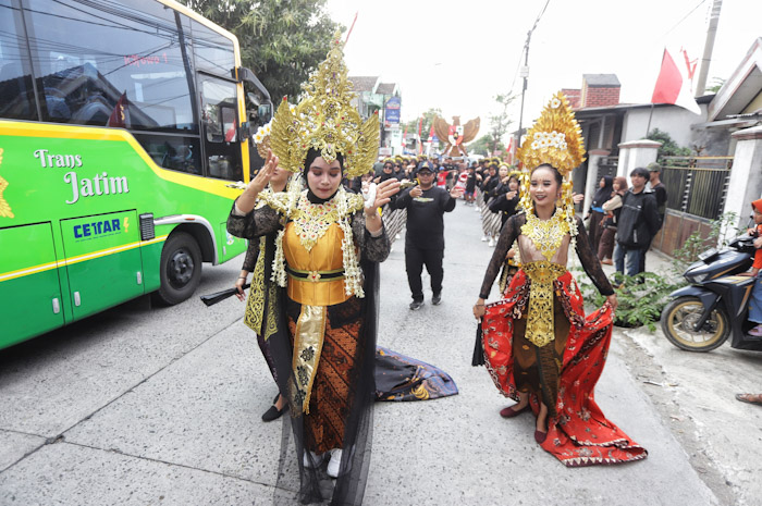 Beragam budaya disajikan dalam karnaval digelar di sepanjang Jalur Mojokerto-Gresik, Sabtu (24/8). Sofankurniawan