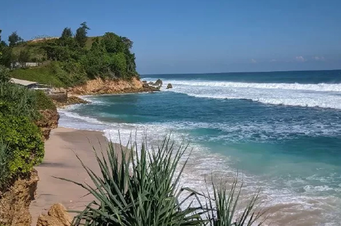 Pantai Pacar (Instagram: m.alvns)