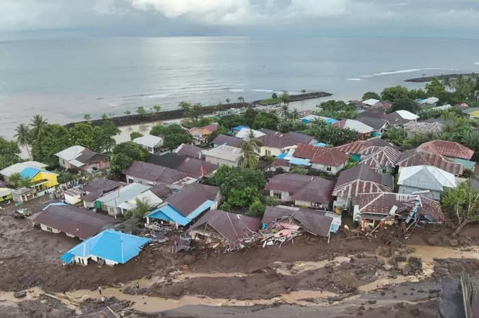 Rumah warga di Kecamatan Rua, Ternate, Maluku Utara terendam lumpur akibat banjir bandang yang menerjang, Minggu (25/8/2024). (BNPB)
