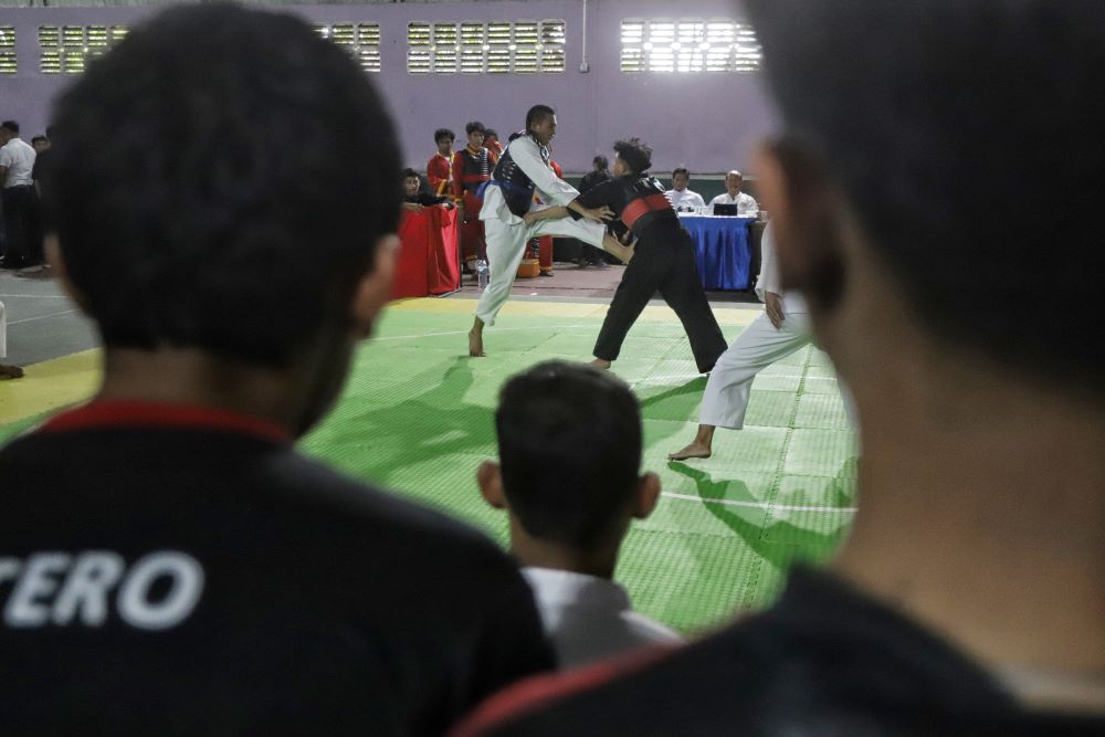 SERANG: Dua pesilat putra saling mengalahkan saat tampil di kejurda Kadispora Jatim Cup 2024 di Tenis Indoor komplek Gelora A. Yani Kota Mojokerto kemarin.