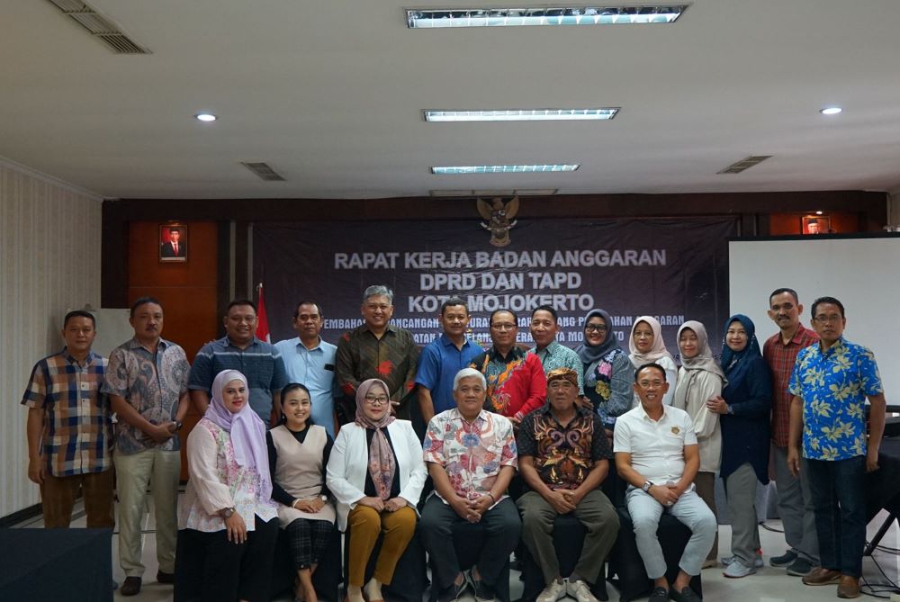 RAPAT GABUNGAN: Anggota Banggar DPRD saat melakukan rapat kerja dengan TAPD Kota Mojokerto terkait Raperda Perubahan APBD 2024, kemarin (25/8).