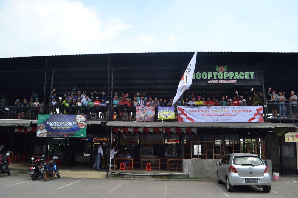 EVENT SEPEDA: Ratusan pesepeda tiba di garis finis, Cafe Rooftop Pacet setelah menempuh rute Gowes Merdeka, Minggu (25/8).