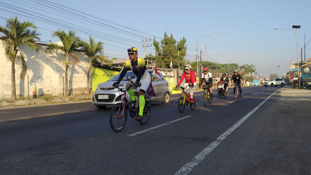 JALANI TANTANGAN: Pesepeda dari berbagai kota di Jawa Timur saat menjajaki jalur menuju Pacet yang merupakan garis finis.
