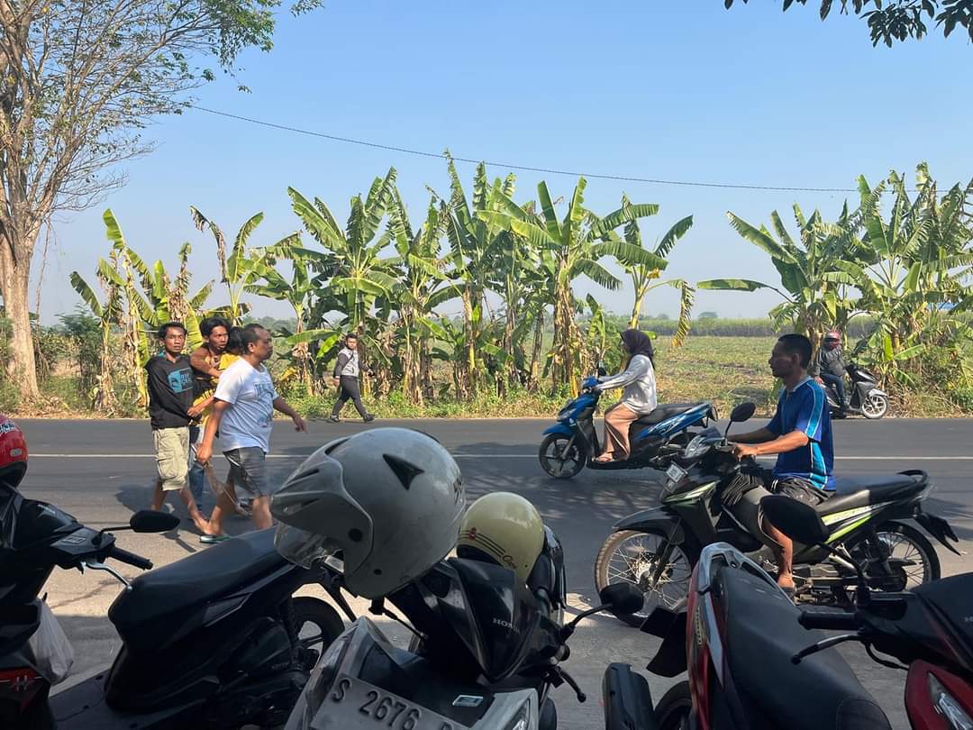 BIKIN GEGER: Pertikaian antara Anton dan Basor di tepi Jalan Raya Desa Sambiroto, Kecamatan Sooko, sempat menggegerkan warga, Senin (26/8).