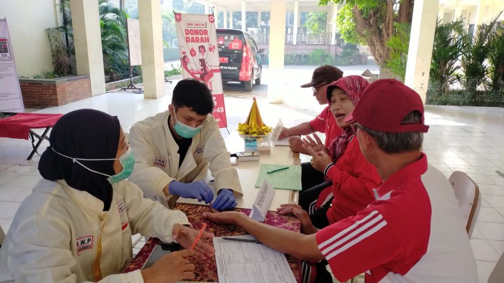 BAKTI SOSIAL: Sejumlah kegiatan sosial yang dilaksanakan SMAN 1 Mojosari dalam memperingati dies natalis.