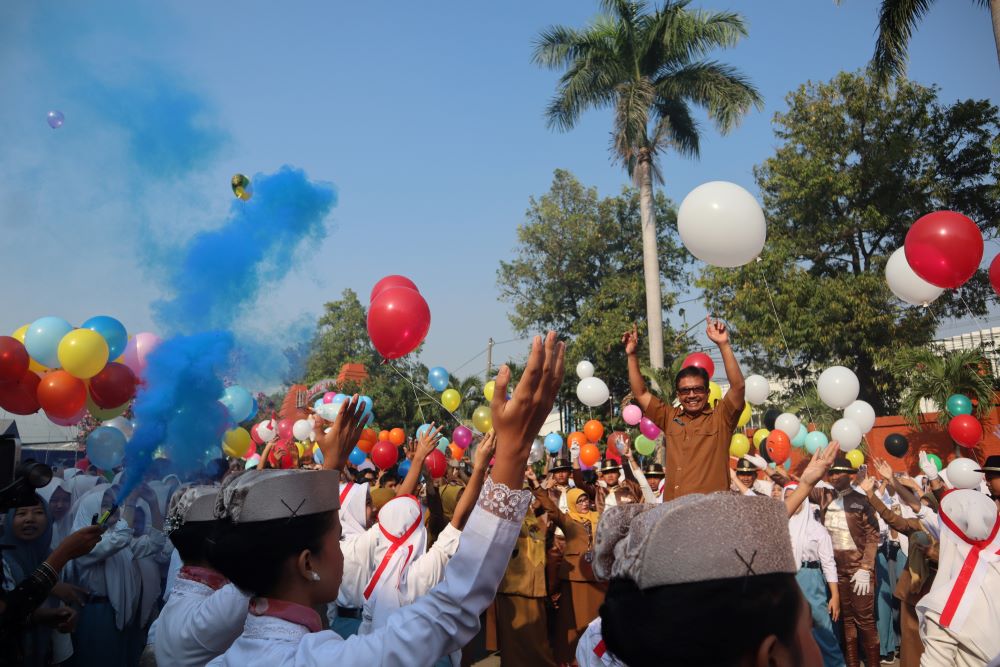 OPENING CEREMONY: Rangkaian hari pertama dies natalis SMAN 1 Mojosari dibuka dengan penampilan atraksi paskibraka dan pelepasan balon oleh kepala sekolah.