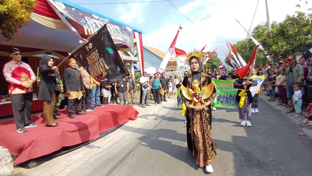 SIMBOLIS: Bupati Mojokerto, Hj Ikfina Fahmawati berangkatkan kirab budaya Desa Sekargadung.