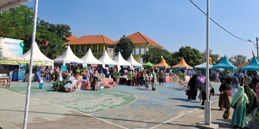 EDUKASI: Bazar pendidikan yang menghadirkan produk unggulan dan karya para santri.