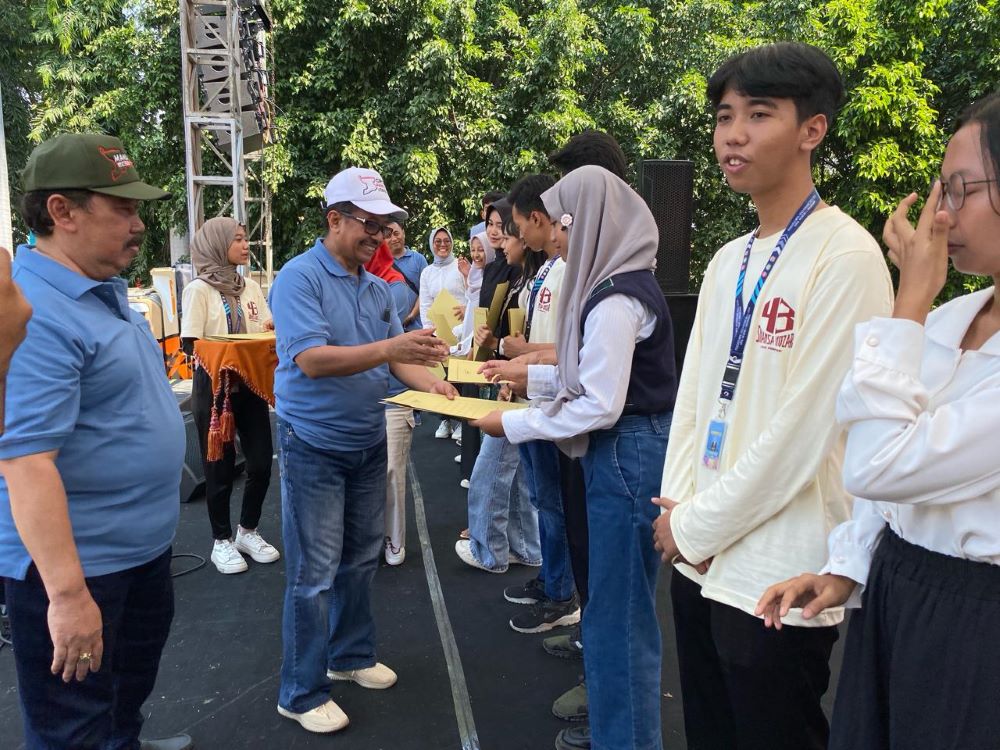 HARUMKAN SEKOLAH: Kepala SMAN 1 Mojosari Wardoyo memberikan penghargaan kepada salah satu nominator SMANSA Award.