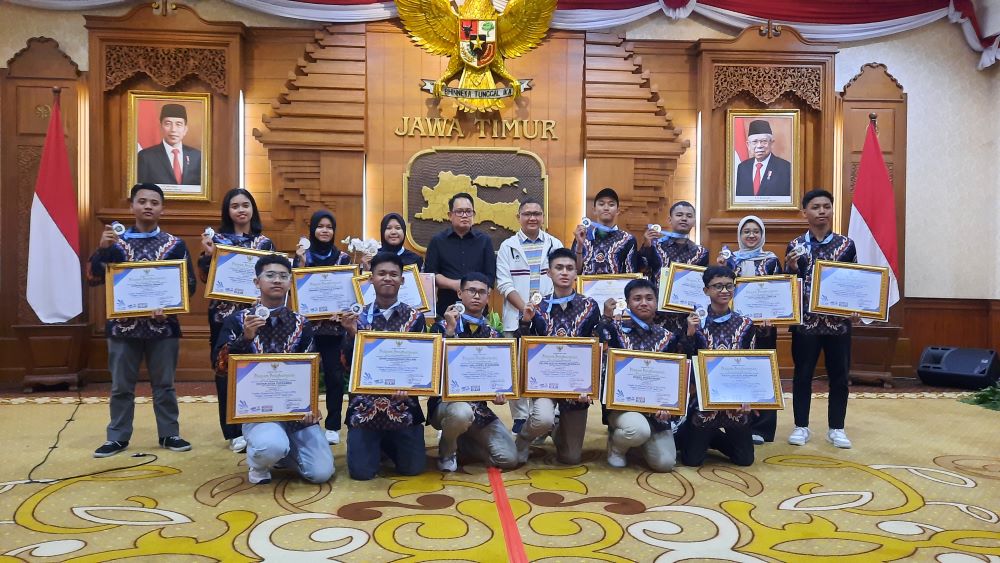 PRESTASI: Tita Indita Putri Kirani bersama pemenang lomba LKS lainnya menerima penghargaan dari Provinsi Jawa Timur.