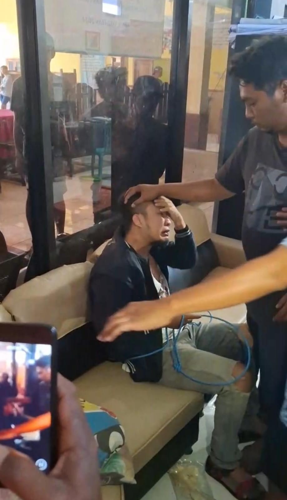 TAK BERKUTIK: Regen, 29, tak berkutik saat ditangkap warga usai menjambret kalung seorang lansia perempuan di Dusun Candirejo, Desa Candiwatu, Kecamatan Pacet, Mojokerto, Selasa (27/8) pagi.