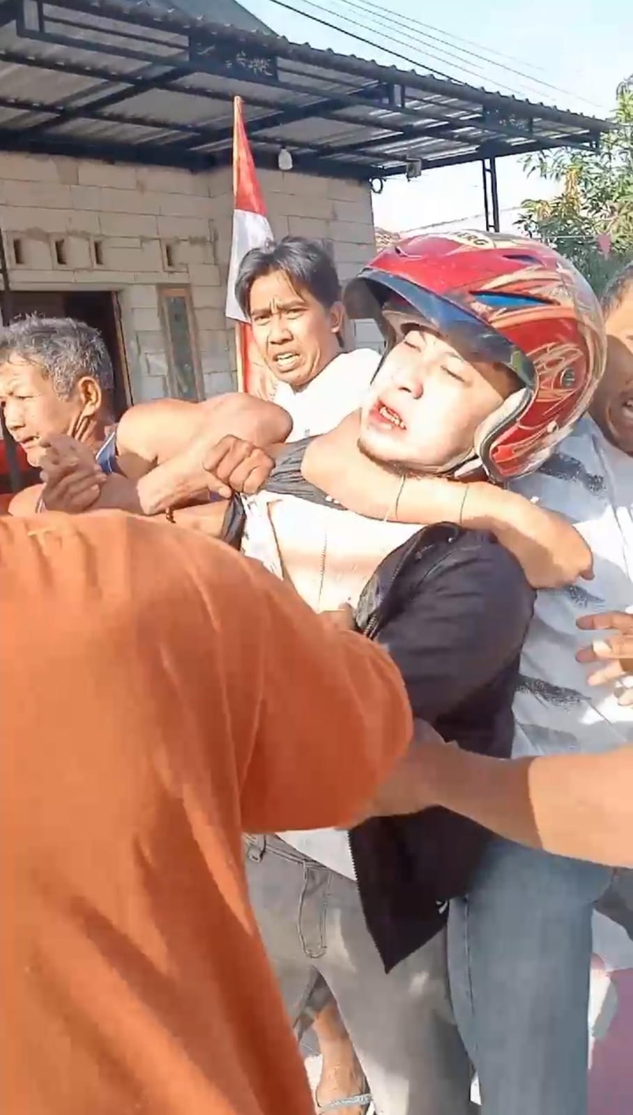 TAK BERKUTIK: Regen, 29, tak berkutik saat ditangkap warga usai menjambret kalung seorang lansia perempuan di Dusun Candirejo, Desa Candiwatu, Kecamatan Pacet, Mojokerto, Selasa