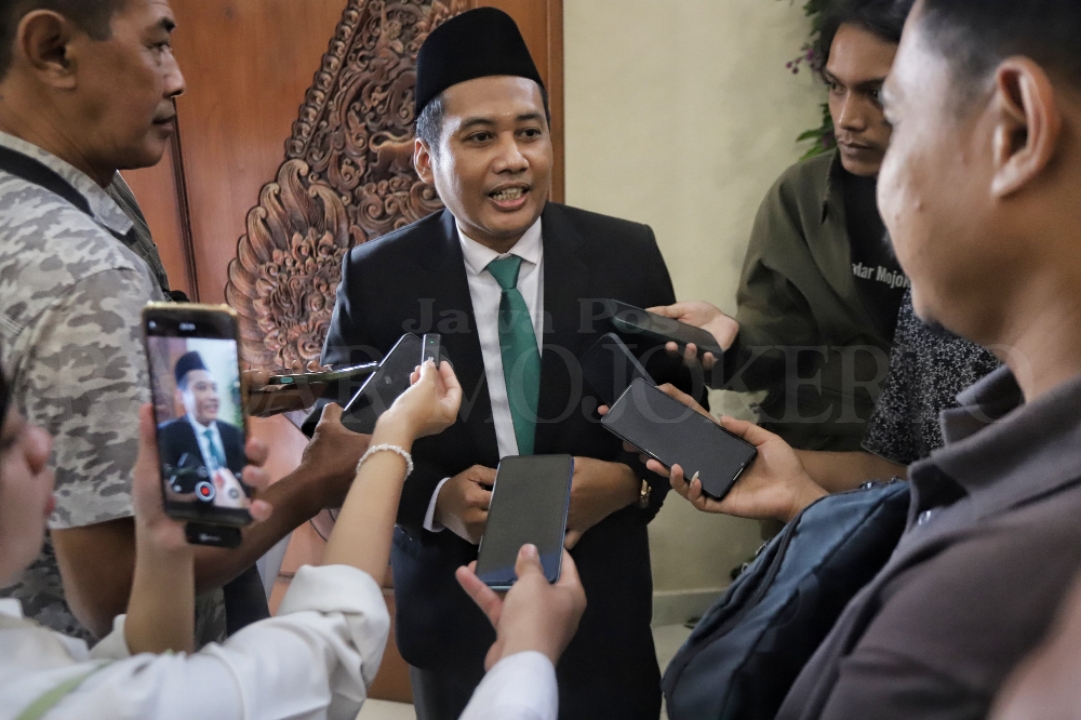 OPTIMISTIS: Junaedi Malik memberi keterangan kepada wartawan usai menghadiri pelantikan anggota DPRD Kota Mojokerto di gedung dewan, Jalan Surodinawan, Selasa (27/8).