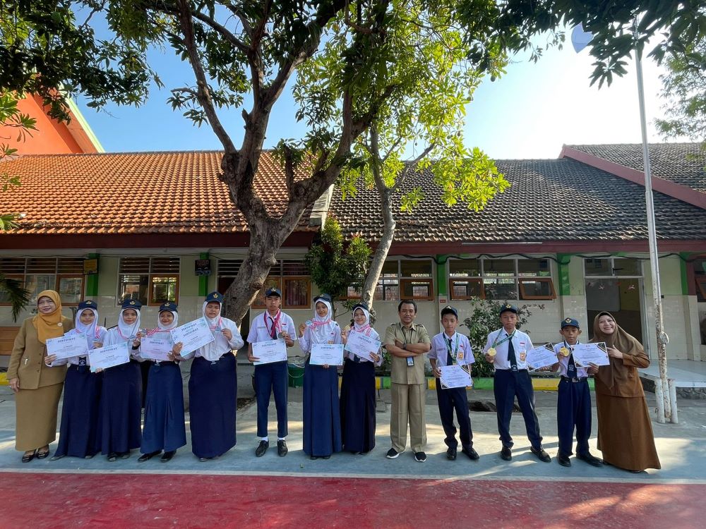 BERBAKAT: Siswa SMPN 5 Mojokerto mendapat apresiasi setelah berhasil menyabet kejuaraan di berbagai bidang, Senin (26/8).
