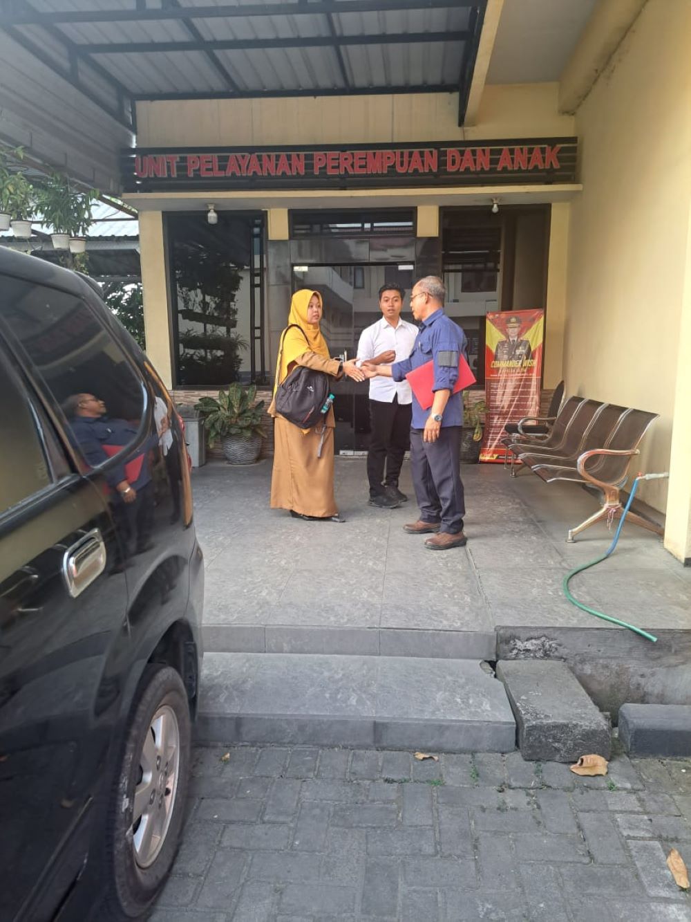 PROSES HUKUM: Sekdes Seduri Zulfrida Hilmi didampingi kuasa hukumnya, Tohadim, saat memenuhi panggilan penyidik Unit PPA Satreskrim Polres Mojokerto, Senin (26/8).