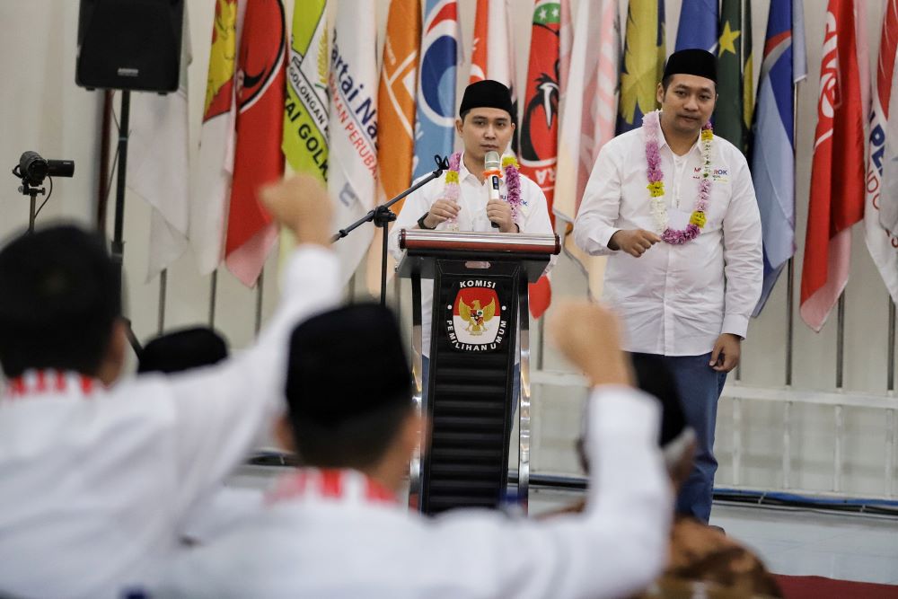 PASANGAN MUBAROK: Calon Bupati dan Wakil Bupati Mojokerto Muhammad Al Barra dan Rizal Octavian mendaftar ke kantor KPU, Rabu (28/8).