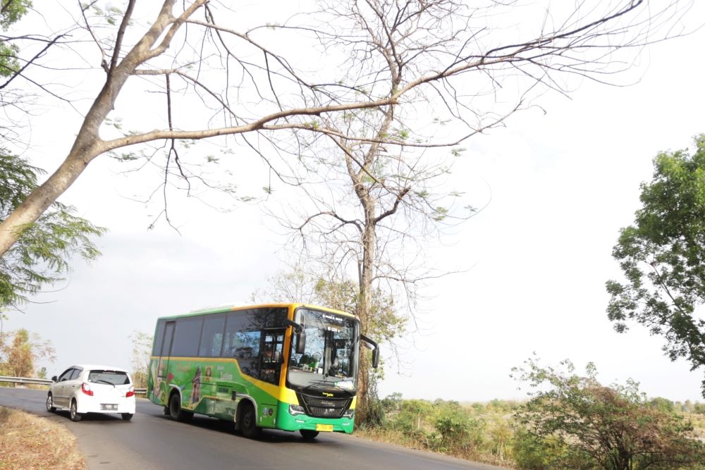 DIAWASI: Bus Trans Jatim koridor 3 melintas di jalur penghubung Kecamatan Jetis-Dawarblandong beberapa waktu lalu. Dishub Jatim memberi sanksi kepada pengemudi yang ugal-ugalan.