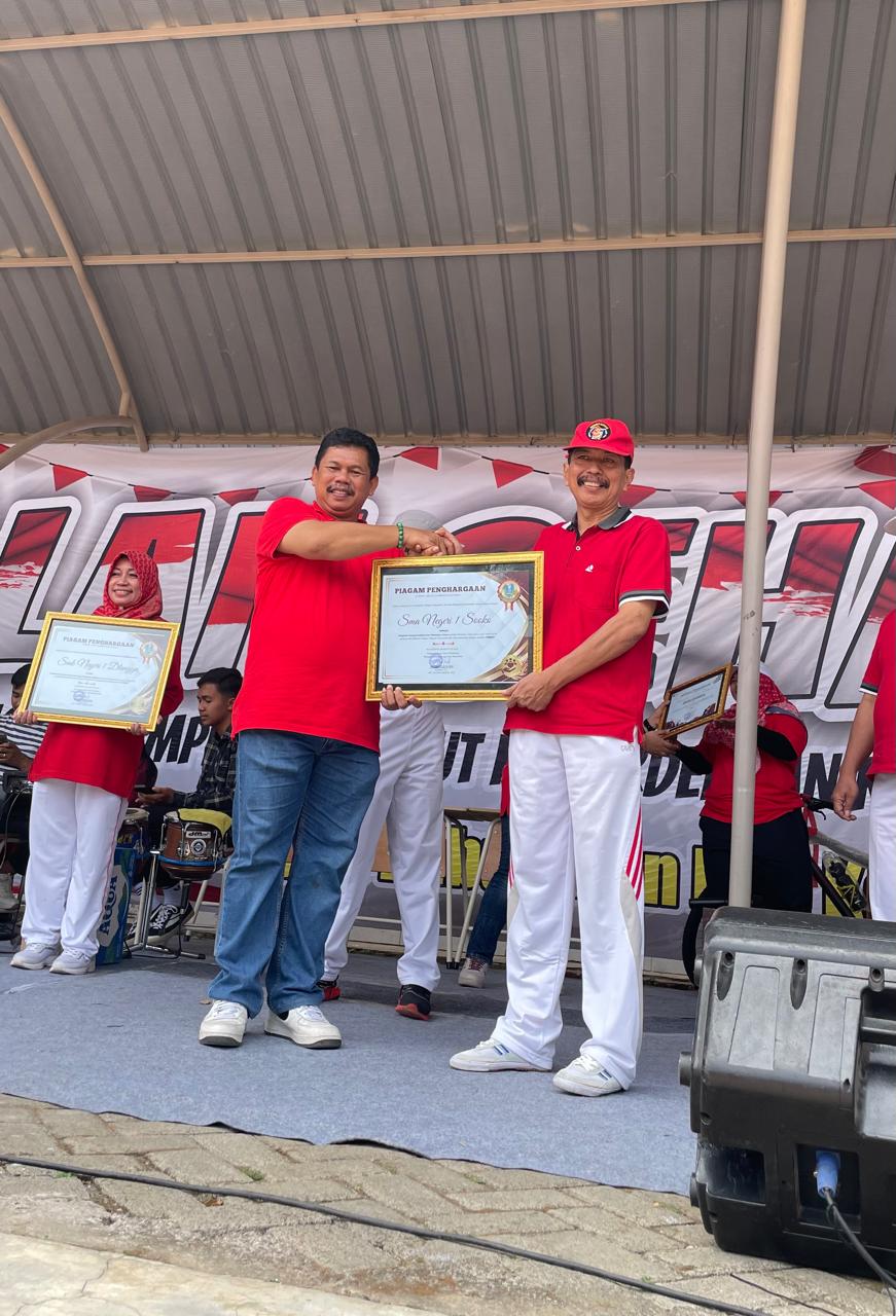 PREDIKAT TERBAIK: Kepala MAN 1 Sooko Sutoyo menerima penghargaan Excelend Service Terbaik se-Mojokerto Raya di SMAN 1 Trawas, Rabu (28/8).