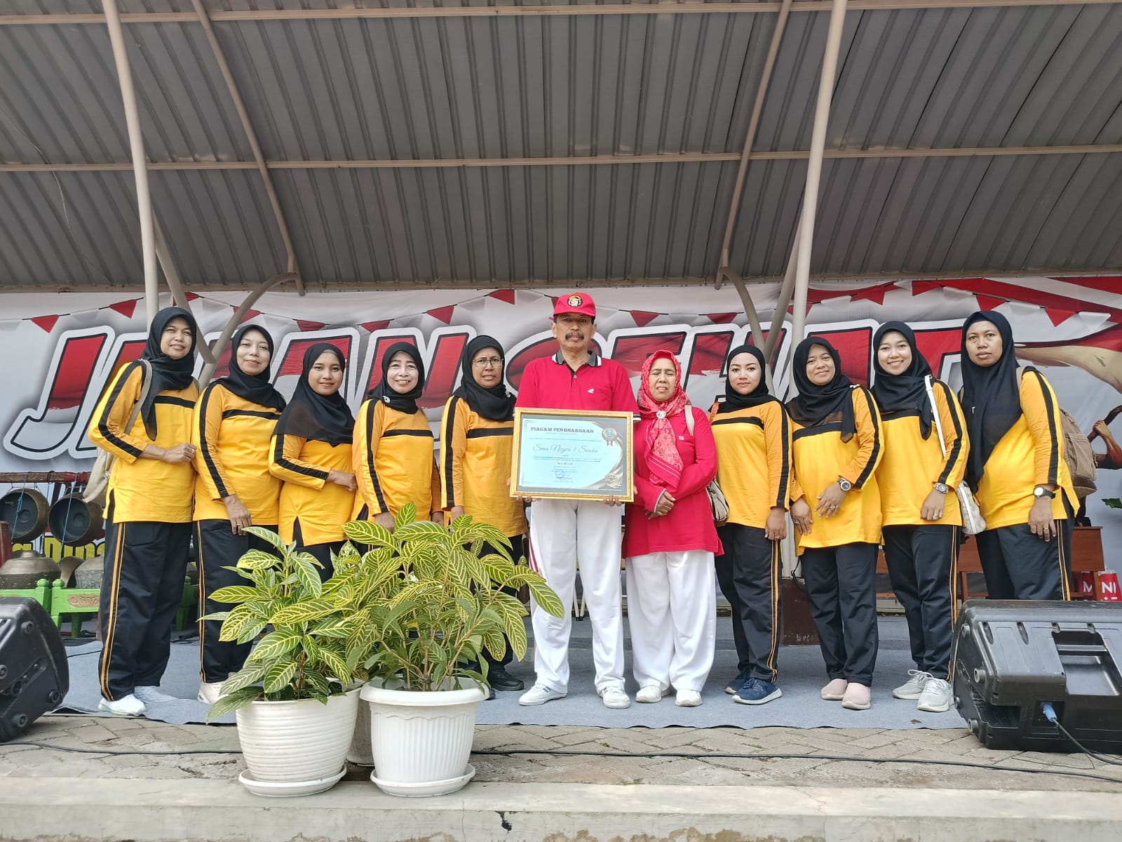 LAYANAN TERBAIK: Kepala SMAN 1 Sooko Sutoyo bersama jajaran guru.