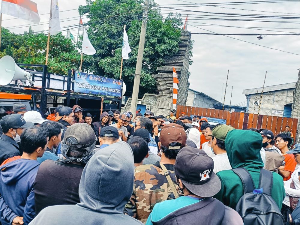 UNJUK RASA: Massa aksi menyuarakan tuntutan di depan akses utama PT Prada Karya Perkasa, Desa Sampangagung, Kecamatan Kutorejo, Kabupaten Mojokerto, Rabu (28/8).