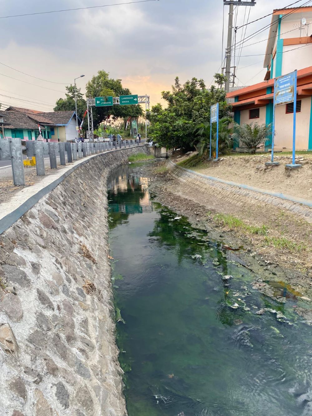 TERJAGA: Kualitas aliran sungai di sepanjang saluran IPAL PG Gempolkrep dinyatakan aman karena sudah melalui proses pengolahan.