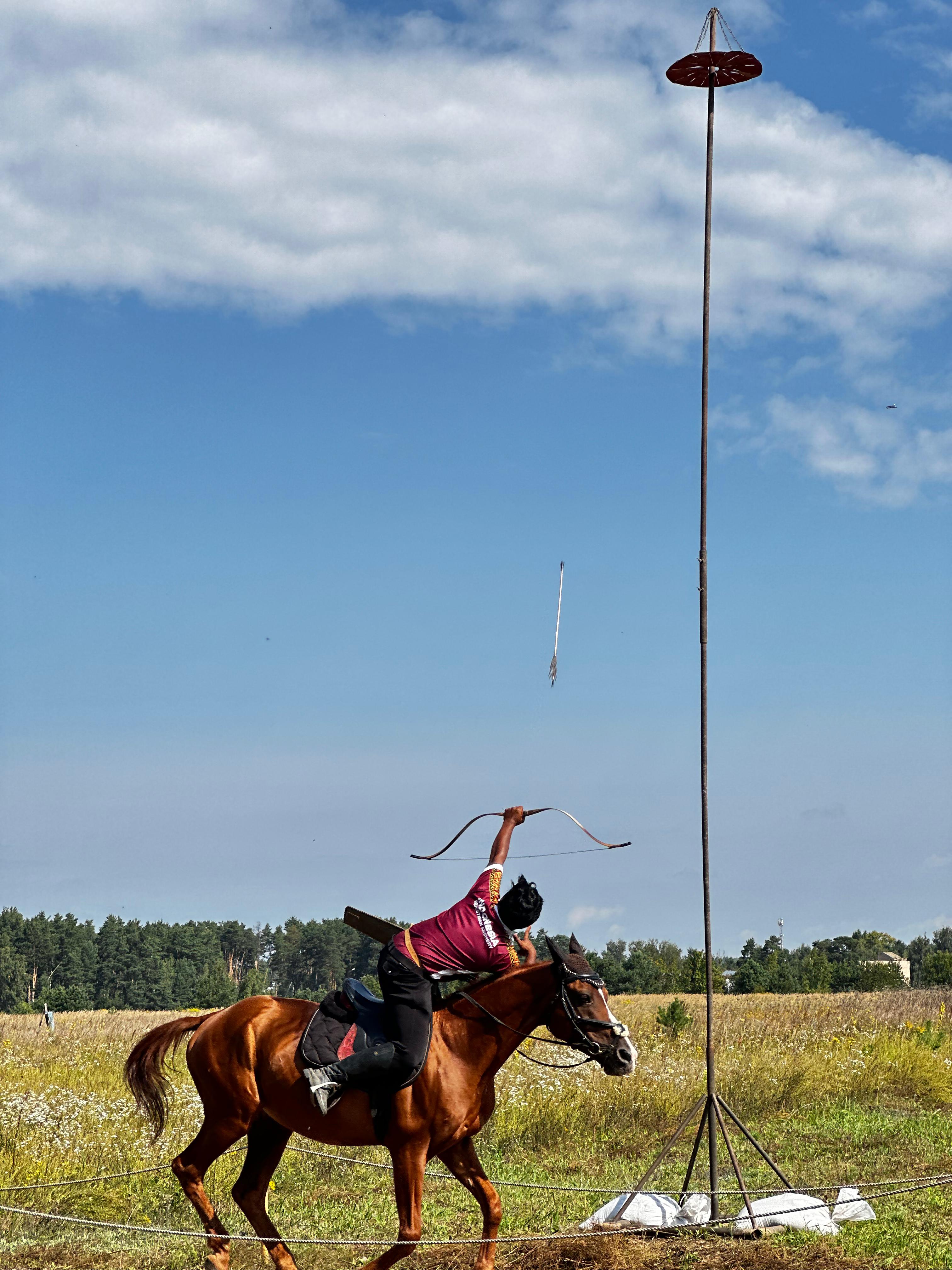 BIDIK: Salah satu peserta dari Tim Horseback Archery Pesantren Teknologi Majapahit sedang unjuk kebolehan di kompetisi memanah berkuda di Rusia.