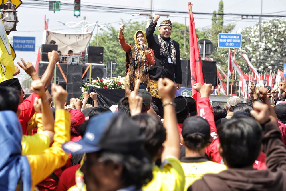 USUNG KEBERLANJUTAN: Bapaslon wali kota dan wawali kota, Ning Ita-Sandi, resmi mendaftar di KPU Kota Mojokerto dengan diantar ribuan pendukung, kemarin.