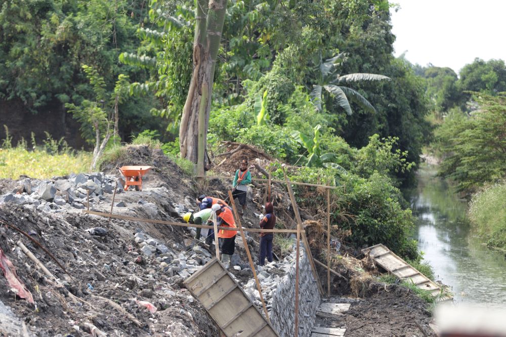 DIGARAP: Pekerjaan normalisasi berlangsung di Sungai Ngrayung, Kelurahan Meri, Kecamatan Kranggan, Kota Mojokerto, kemarin.