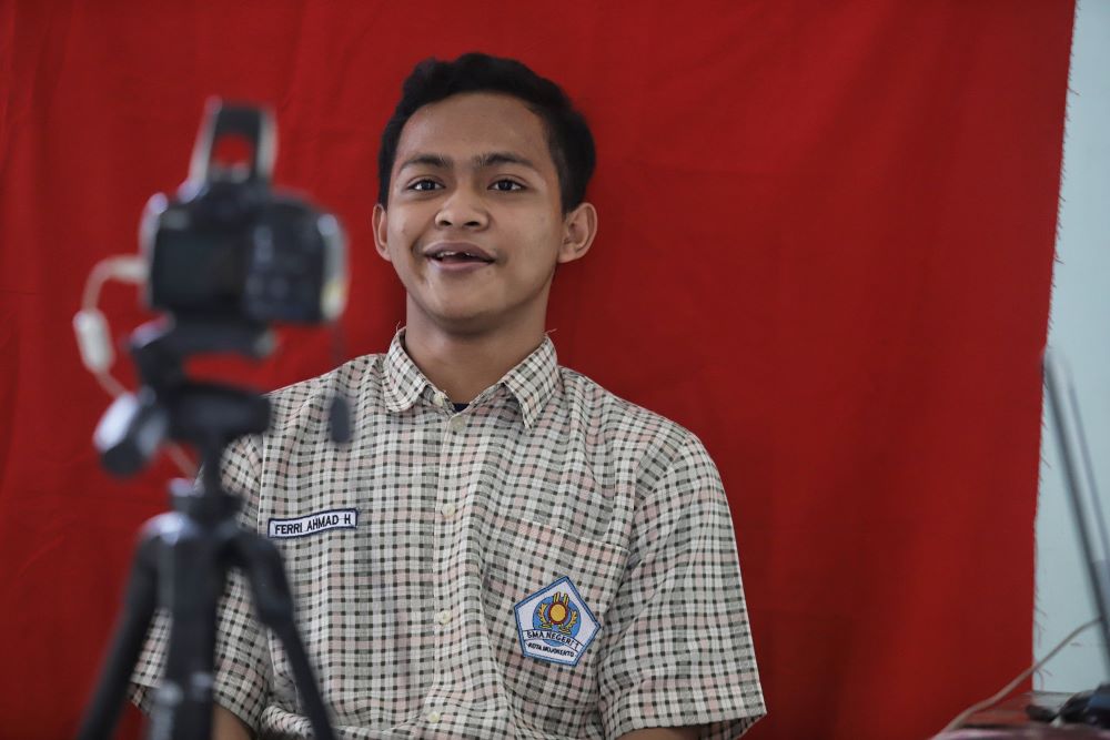 JEMPUT BOLA: Petugas Dispendukcapil Kota Mojokerto saat melakukan giat perekaman e-KTP di SMAN 1 Mojokerto beberapa waktu lalu.