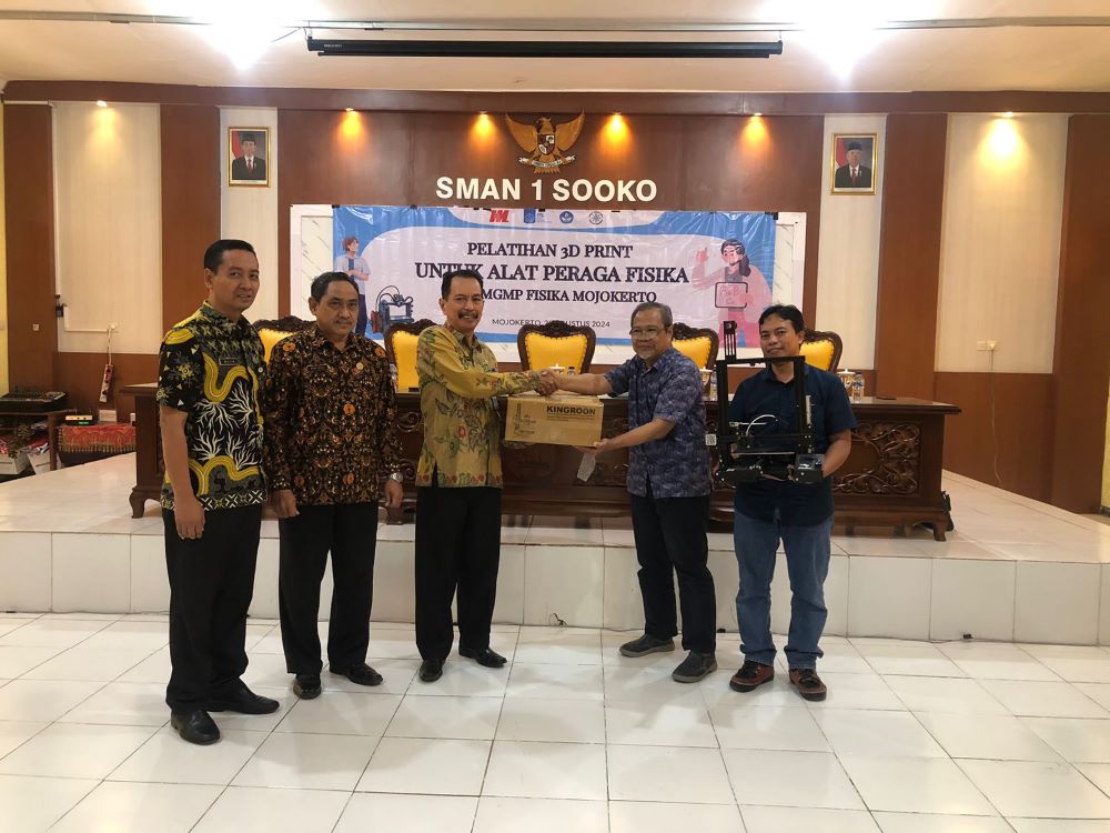HIBAH: Tim Abdimas Teknik Mesin ITS menyerahkan mesin 3D print alat peraga dan suvenir kepada MKKS SMAN Kabupaten Mojokerto, di SMAN 1 Sooko, kemarin (29/8).