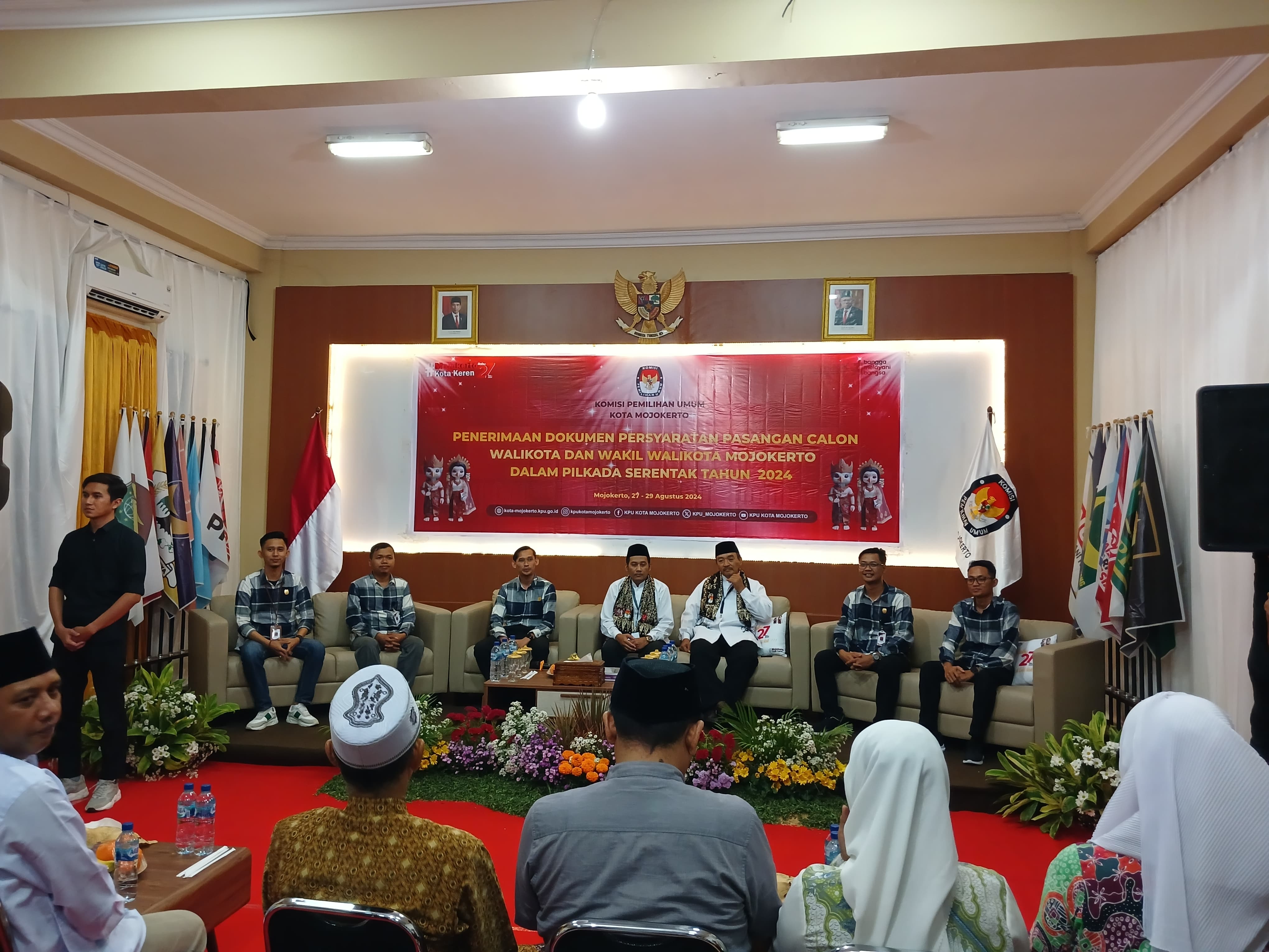 PENANTANG PETAHANA: Bakal pasangan calon wali kota dan wakil wali kota Mojokerto Junaedi Malik dan Chusnun Amin sat mendaftar di KPU Kota Mojokerto, Kamis (29/8) malam.