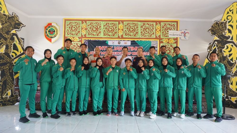 HARUMKAN DAERAH: 20 atlet dan 3 pelatih mengikuti prosesi pelepasan atlet menuju PON XXI oleh KONI dan Disbudporapar Kabupaten Mojokerto kemarin.