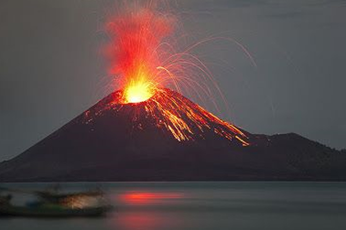 Gunung anak karakatau di Provinsi Lampung berpotensi erupsi jika gempa melanda kawasan ini.