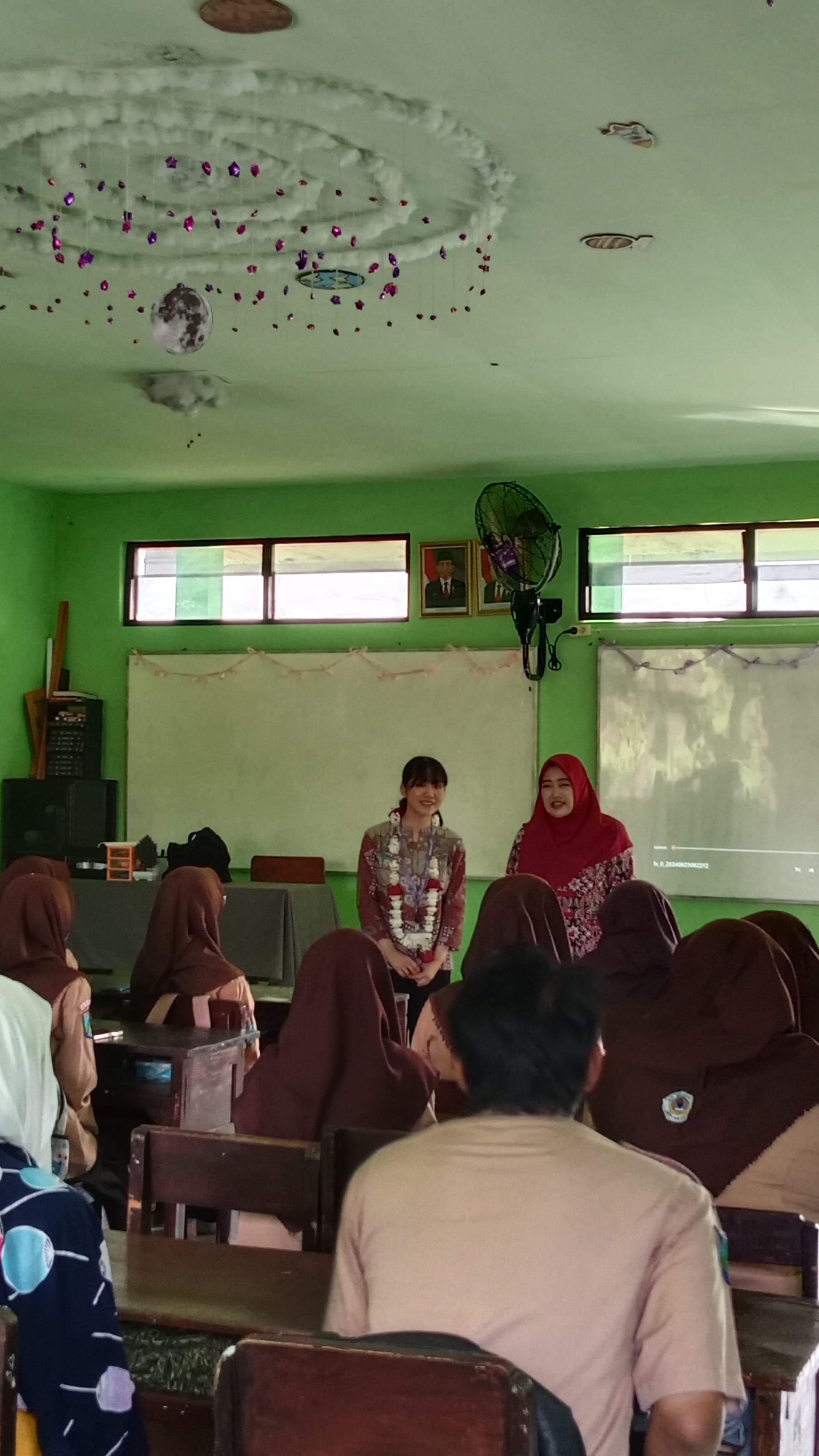 PERDANA : Kegiatan perkenalan di kelas disambut antusias para siswa.