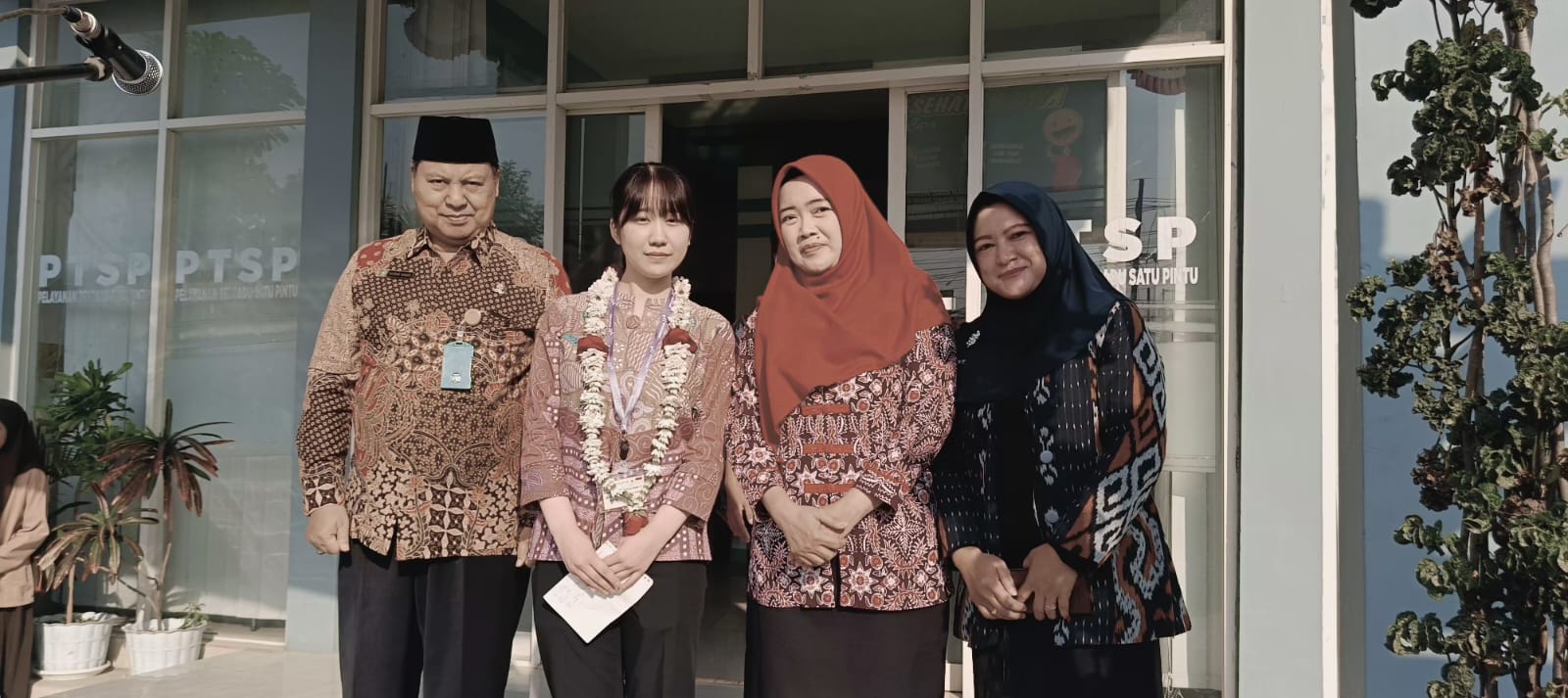 SELAMAT DATANG: Kepala MAN 2 Mojokerto Rahmad Basuki&nbsp;bersama Fujita Sensei didampingi para guru.