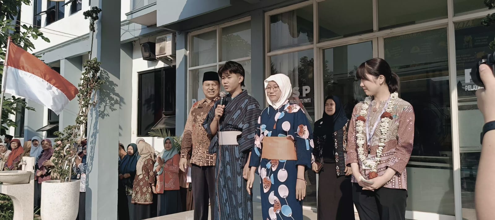 MITRA: Kegiatan penyambutan oleh para siswa MAN 2 Mojokerto.