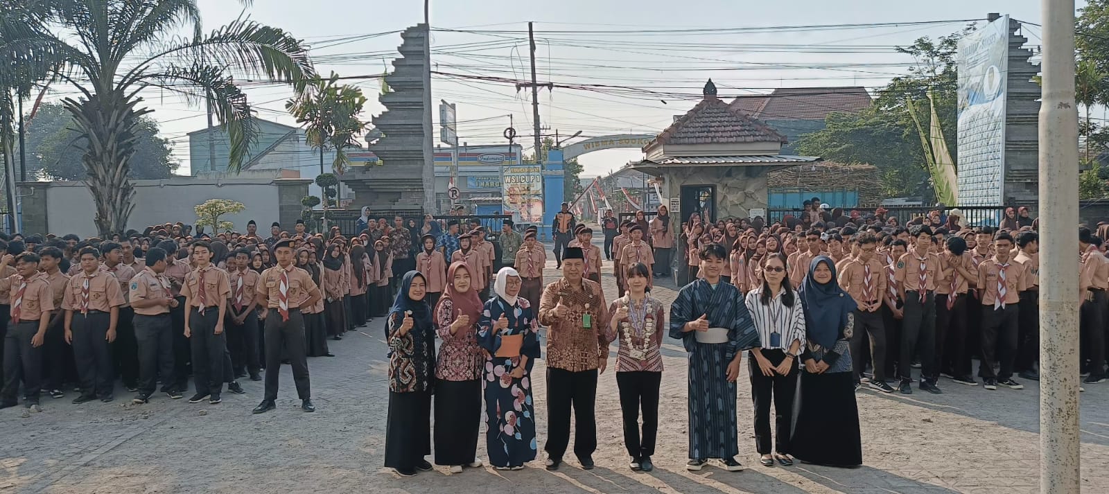 EDUKASI:&nbsp; Kepala MAN 2 Mojokerto Rahmad Basuki dan Fujita Sensei bersama para siswa.