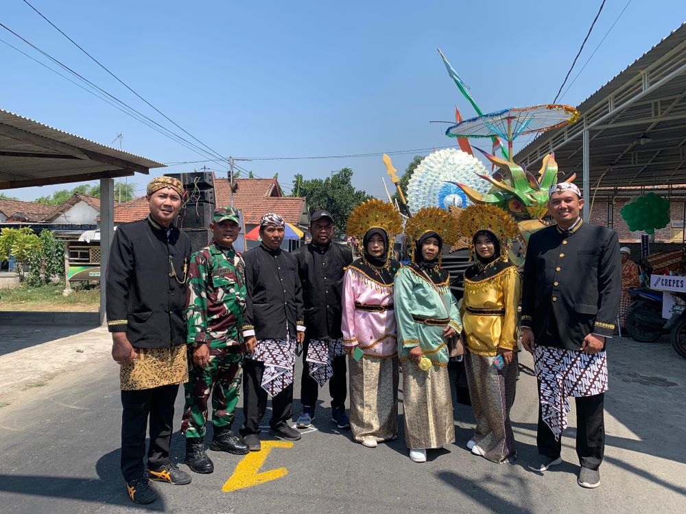 KERAGAMAN: Karnaval budaya yang diikuti warga Desa Batankrajan, Kecamatan Gedeg dengan mengenakan pakaian adat dari berbagai daerah.