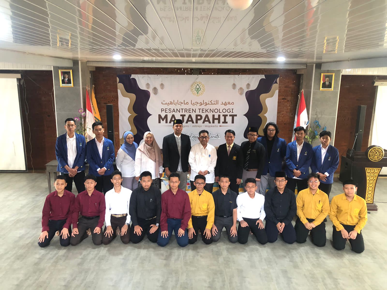 DISAMBUT: Tim abmas ITS foto bersama keluarga besar Pesantren Teknologi Majapahit, Sabtu (31/8).