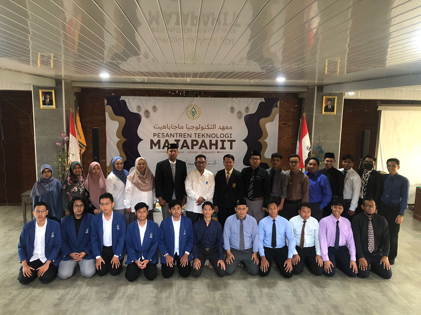 DISAMBUT: Tim abmas ITS foto bersama keluarga besar Pesantren Teknologi Majapahit, Sabtu (31/8).