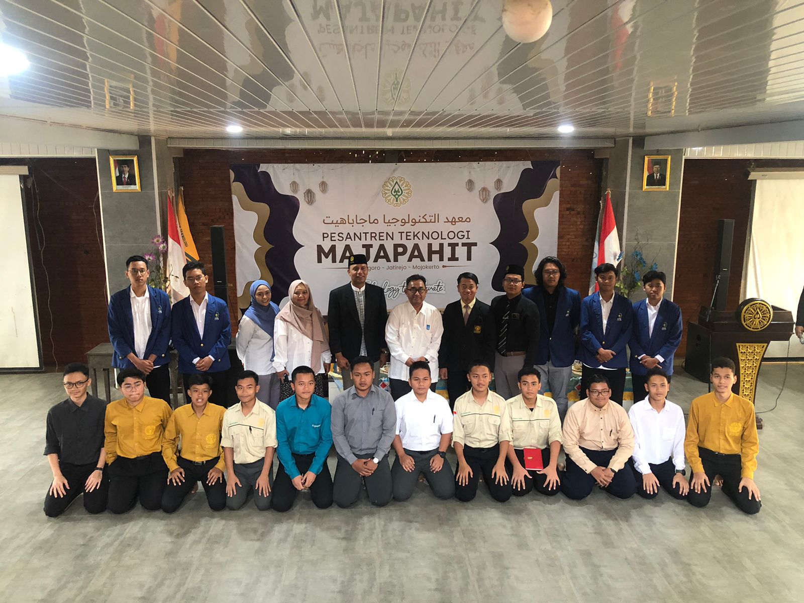 DISAMBUT: Tim abmas ITS foto bersama keluarga besar Pesantren Teknologi Majapahit, Sabtu (31/8).