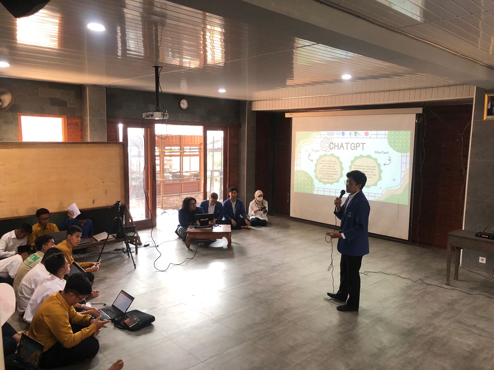 MENIMBA ILMU: Murid Pesantren Teknologi Majapahit menyimak pemaparan materi terkait AI yang disampaikan mahasiswa ITS.