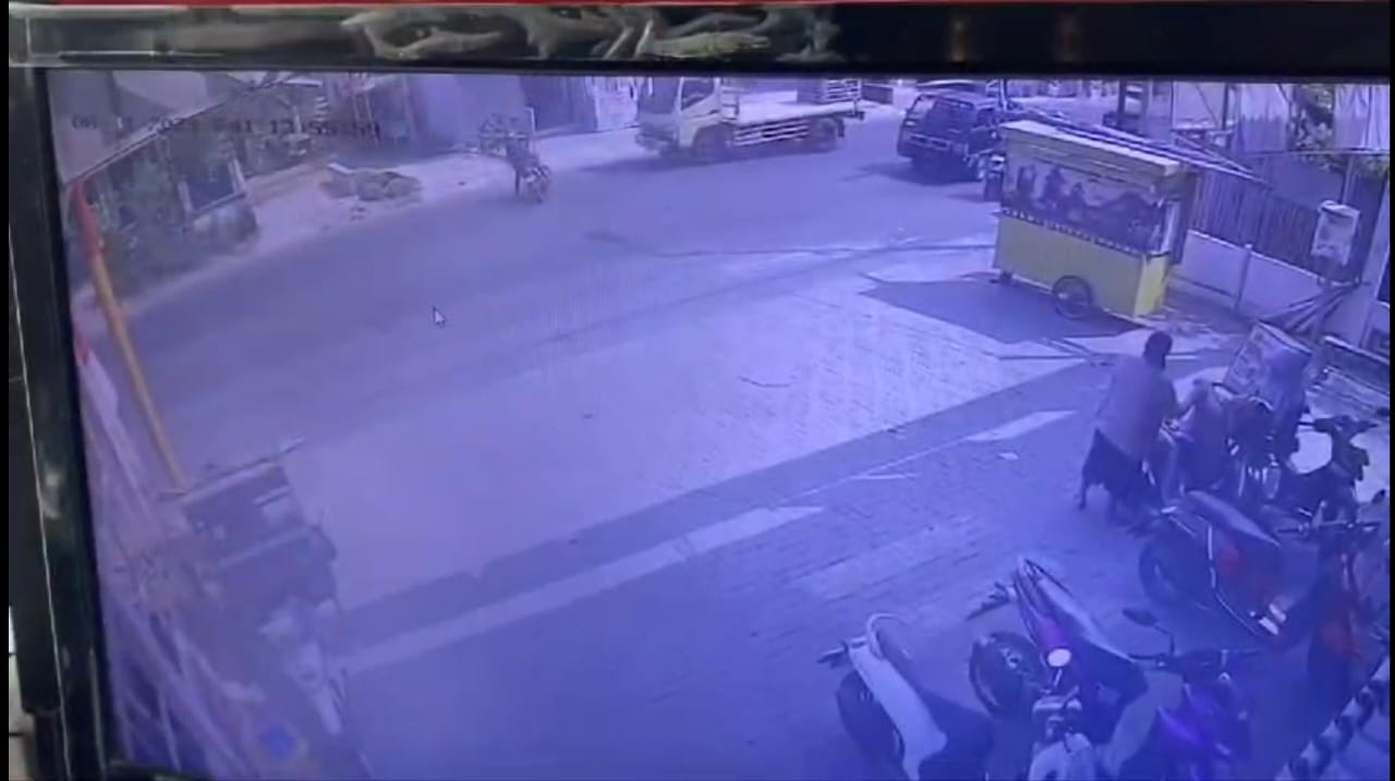 TERSOROT CCTV: Kecelakaan adu moncong antara pemotor vs truk di Jalan Raya Desa Windurejo, Kecamatan Kutorejo, Mojokerto, terekam CCTV salah satu minimarket, Sabtu (31/8) siang.