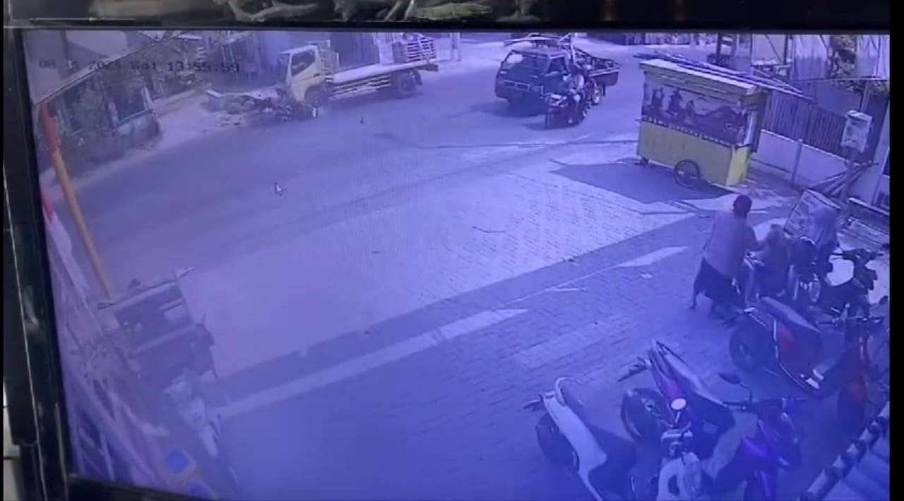 TERSOROT CCTV: Kecelakaan adu moncong antara pemotor vs truk di Jalan Raya Desa Windurejo, Kecamatan Kutorejo, Mojokerto, terekam CCTV salah satu minimarket, Sabtu (31/8) siang.