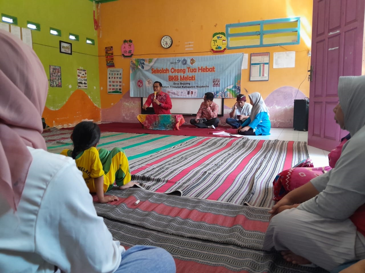 TINGKATKAN SDM: Puluhan ibu-ibu bersama buah hatinya antusias mengikuti sekolah orang tua hebat (SOTH) yang dibuka Kades Bejijong Pradana Tera Mardiatna.