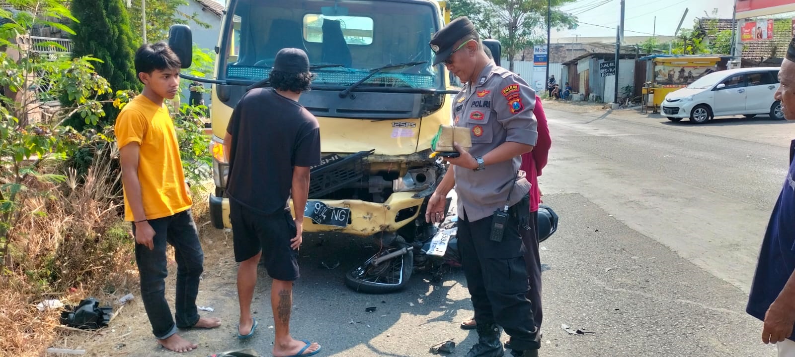 PENANGANAN AWAL: Petugas patroli Polsek Kutorejo mengamankan TKP kecelakaan maut antara pemotor vs truk di Jalan Raya Desa Windurejo, Kecamatan Kutorejo, kemarin (31/8).
