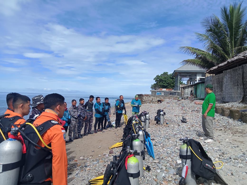 GORONTALO: Anggota Dewan Pers Atmaji Sapto Anggoro melepas komunitas penyelam Gorontalo untuk membersihkan berbagai jenis sampah plastik di perairan Botubarani, Kabupaten Bone Bolango, Teluk Tomini,