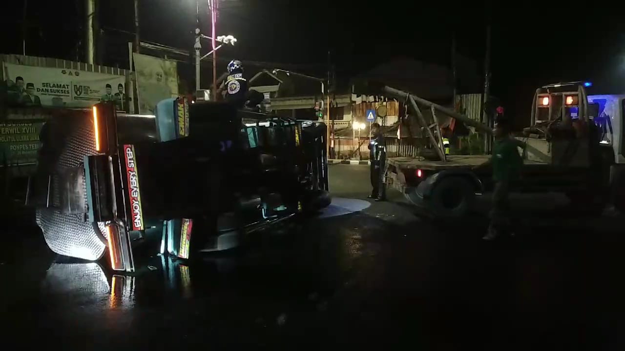 RINGSEK: Kondisi truk tangki air yang terguling di Jalan Gajah Mada, Kota Mojokerto, Minggu (1/9) dini.