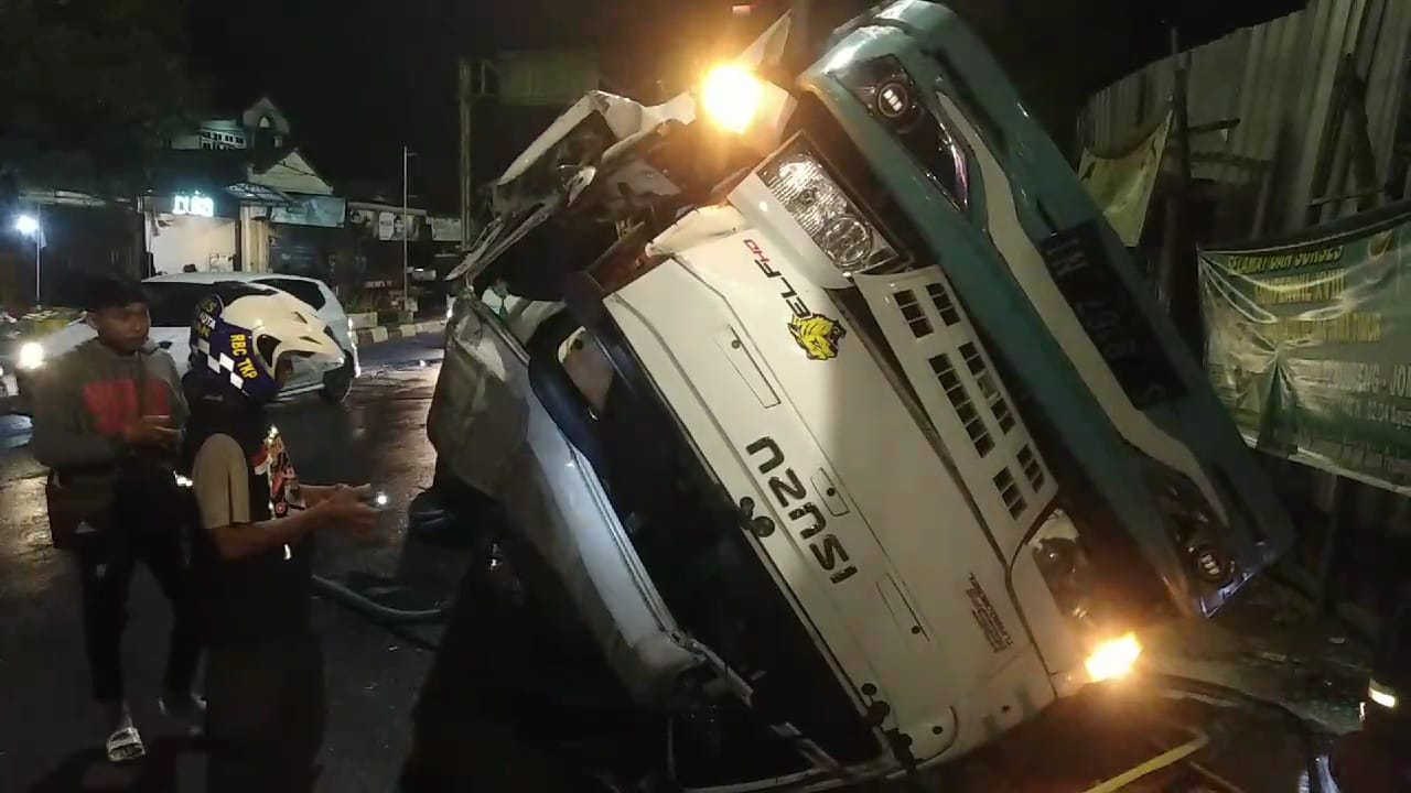 RINGSEK: Kondisi truk tangki air yang terguling di Jalan Gajah Mada, Kota Mojokerto, Minggu (1/9) dini.